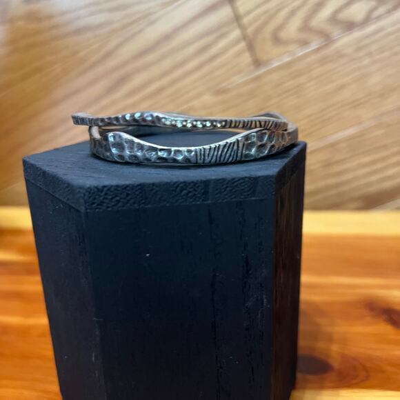 Chico's Hammered Metal Silver Tone Bangle Set 2 Pieces Crystals Accent Bracelets - Picture 4 of 9